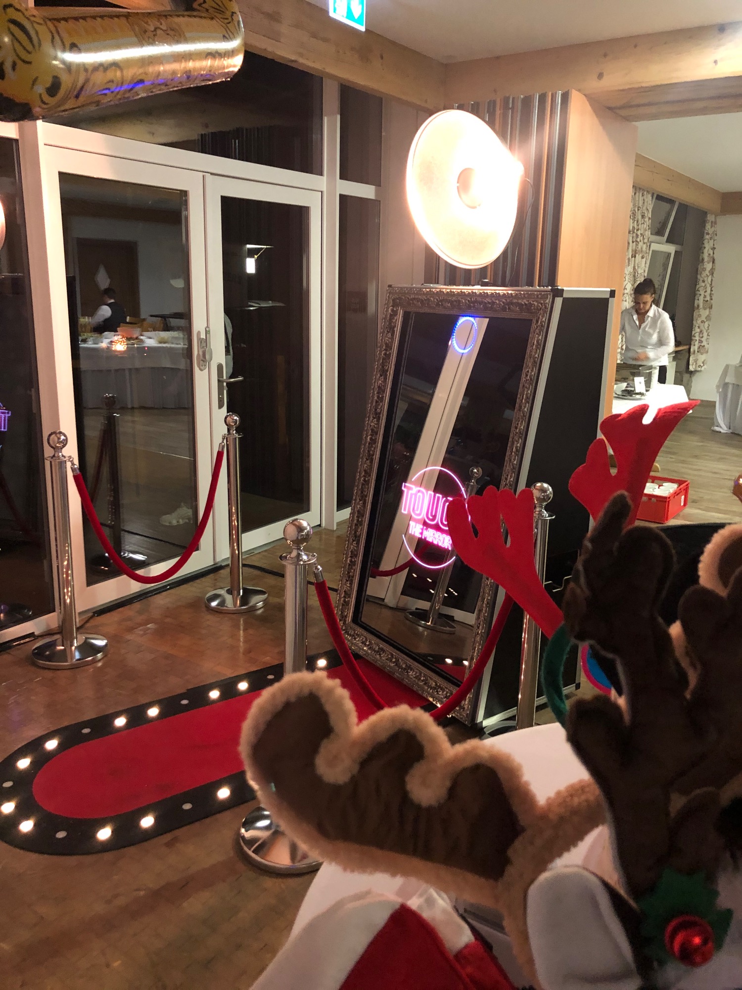 Fotospiegel auf einer Weihnachtsfeier Der Fotospiegel elegant in Szene gesetzt, perfekt integriert in eine moderne Eventlocation im Raum Stuttgart. Ein echter Blickfang für jede
