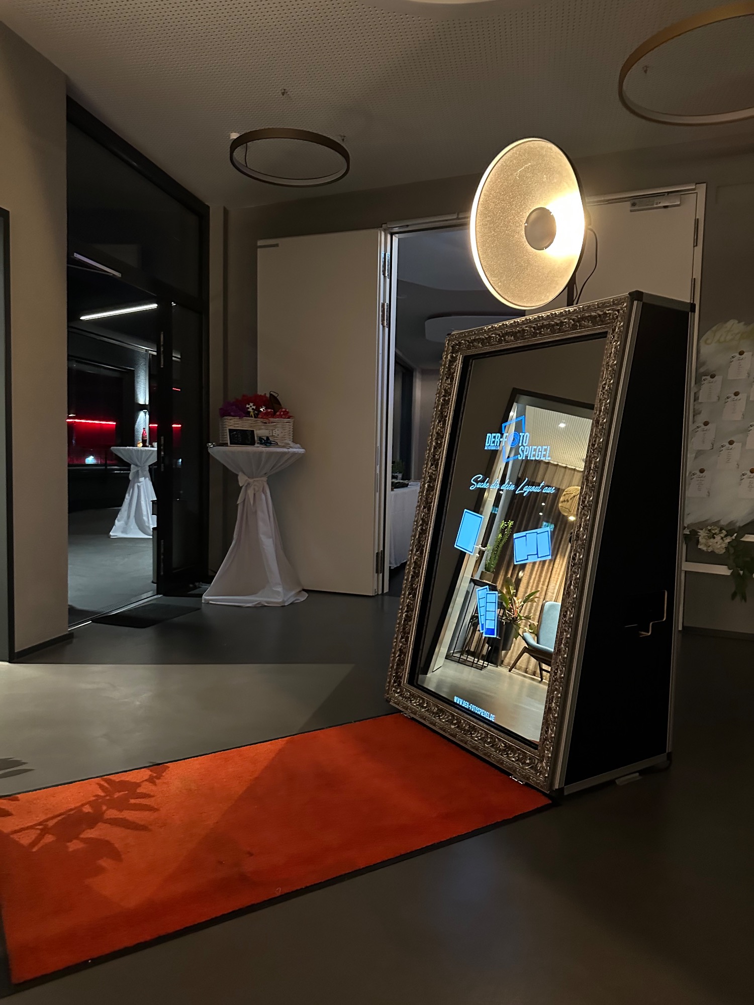 Eleganter Fotospiegel Aufbau Fotospiegel im Eingangsbereich einer Eventlocation