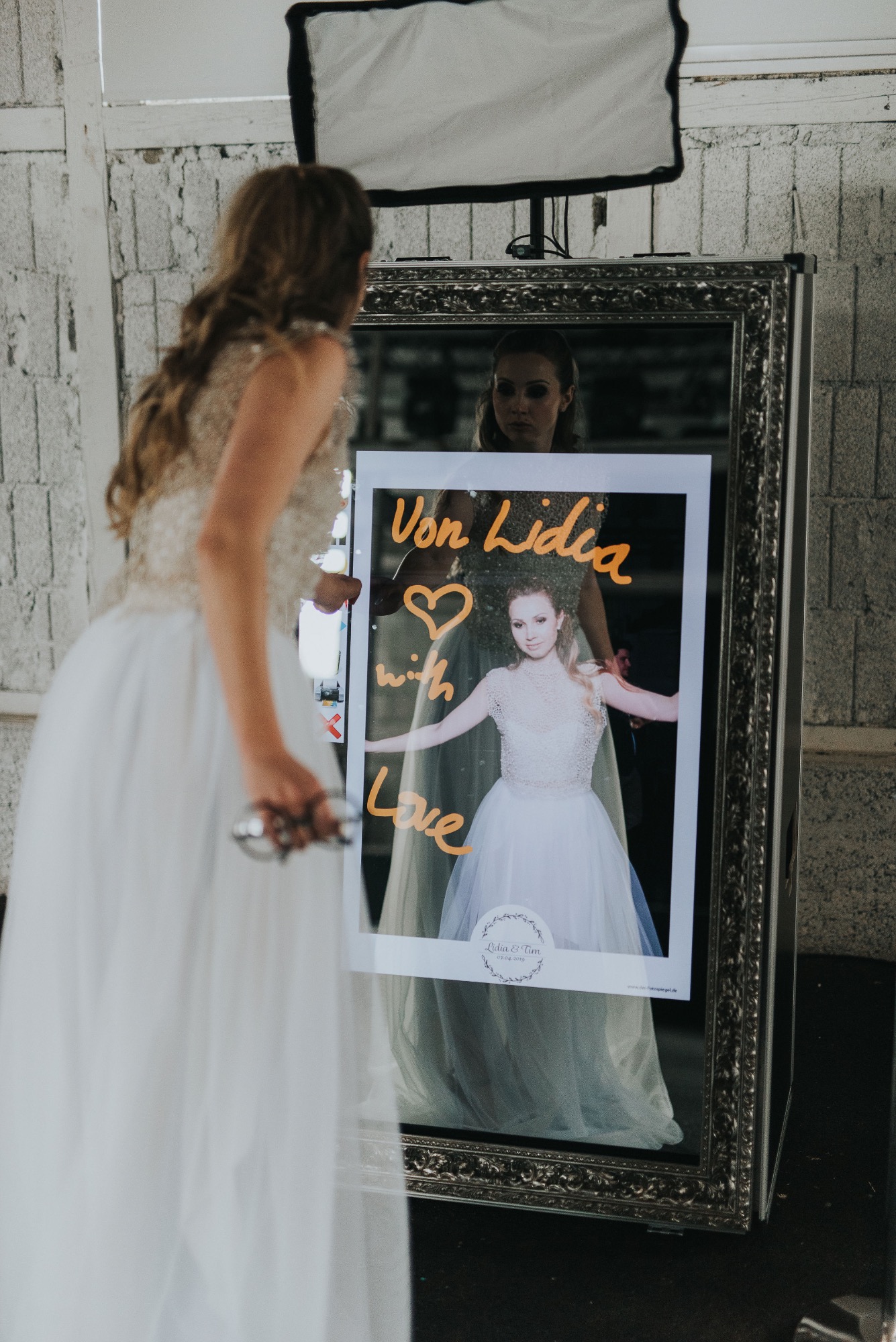 Signaturfunktion am Fotospiegel Braut signiert ihr Foto am Fotospiegel auf einer Hochzeit in Stuttgart