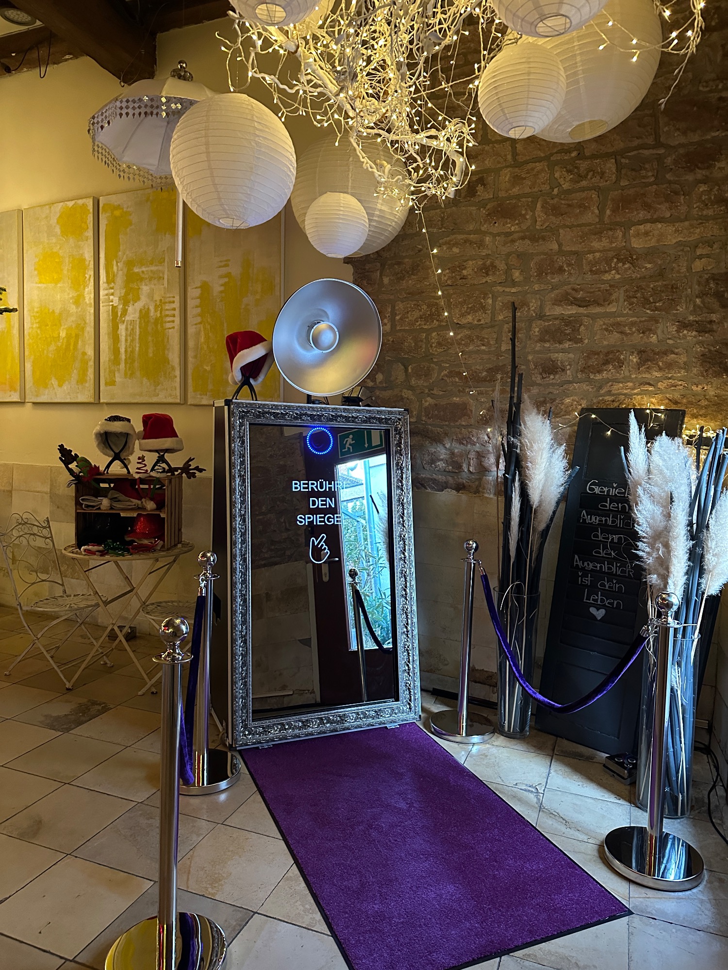 Fotospiegel im Firmenbranding Magic Mirror Fotospiegel im Firmenbranding mit lila Teppich und Absperrung